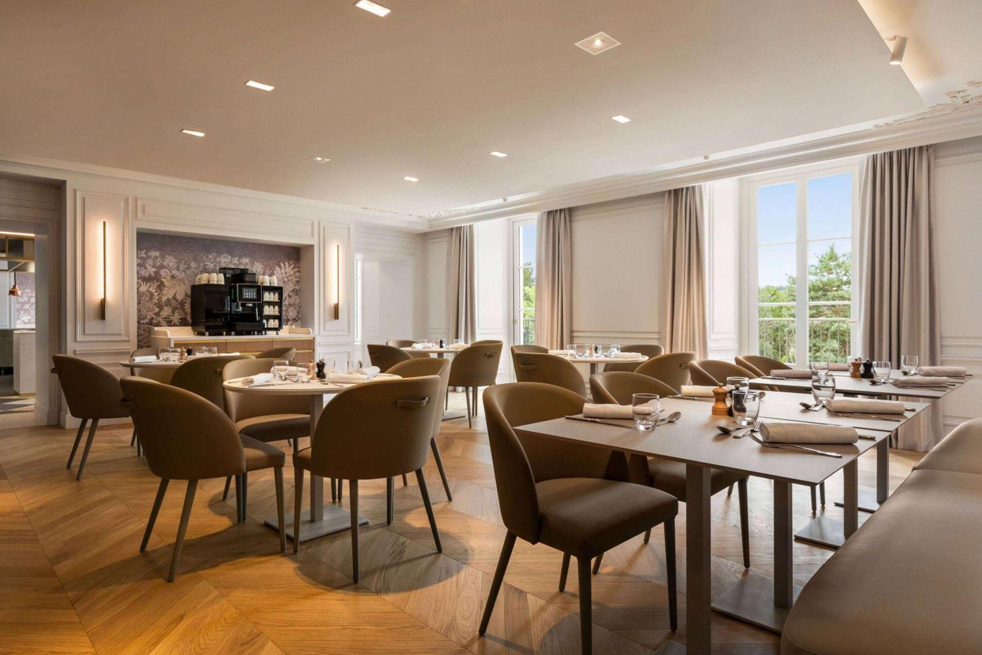Dolce By Wyndham Versailles - Domaine Du Montcel Жуи-ан-Жозас Екстериор снимка