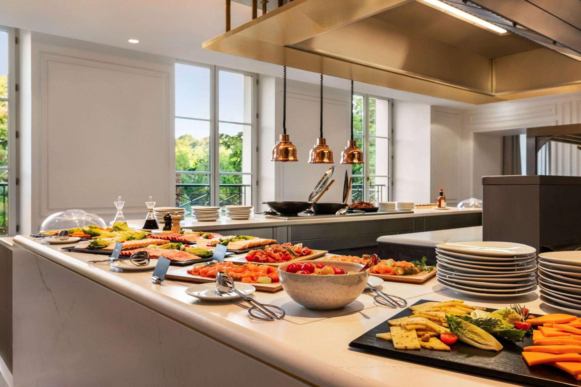 Dolce By Wyndham Versailles - Domaine Du Montcel Жуи-ан-Жозас Екстериор снимка