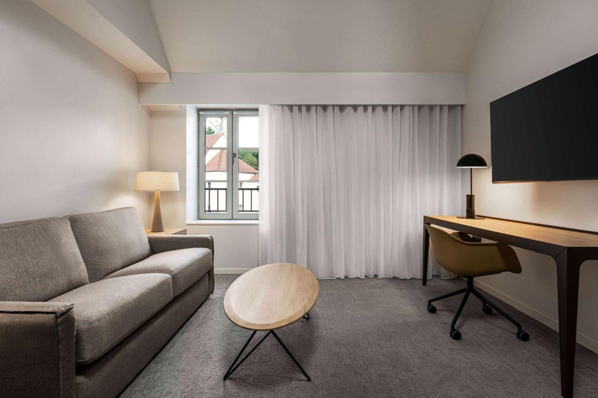 Dolce By Wyndham Versailles - Domaine Du Montcel Жуи-ан-Жозас Екстериор снимка